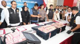 Polda Kepri bersama Bea Cukai konferensi pers pembawa uang Rp 7,7 M ke Singapura, Senin (15/12/2025). Foto:dok/Humas Polda Kepri