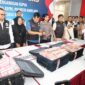 Polda Kepri bersama Bea Cukai konferensi pers pembawa uang Rp 7,7 M ke Singapura, Senin (15/12/2025). Foto:dok/Humas Polda Kepri