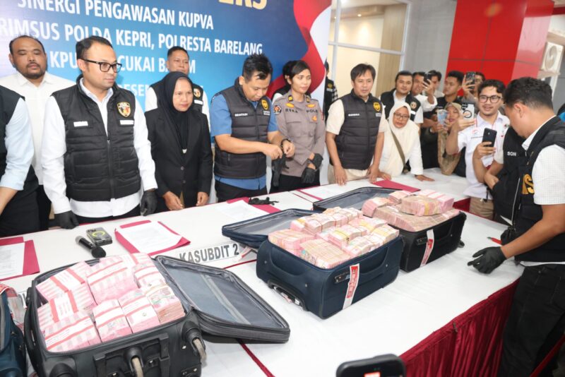 Polda Kepri bersama Bea Cukai konferensi pers pembawa uang Rp 7,7 M ke Singapura, Senin (15/12/2025). Foto:dok/Humas Polda Kepri