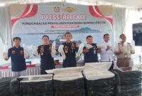 Kepala Kanwil DJBC Khusus Kepri, Adhang Noegroho Adhi tengah menunjukkan benih lobster yang diselundupkan dalam jumpa pers di Batam, Selasa (16/12/2025). Foto:Istimewa