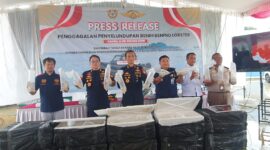 Kepala Kanwil DJBC Khusus Kepri, Adhang Noegroho Adhi tengah menunjukkan benih lobster yang diselundupkan dalam jumpa pers di Batam, Selasa (16/12/2025). Foto:Istimewa