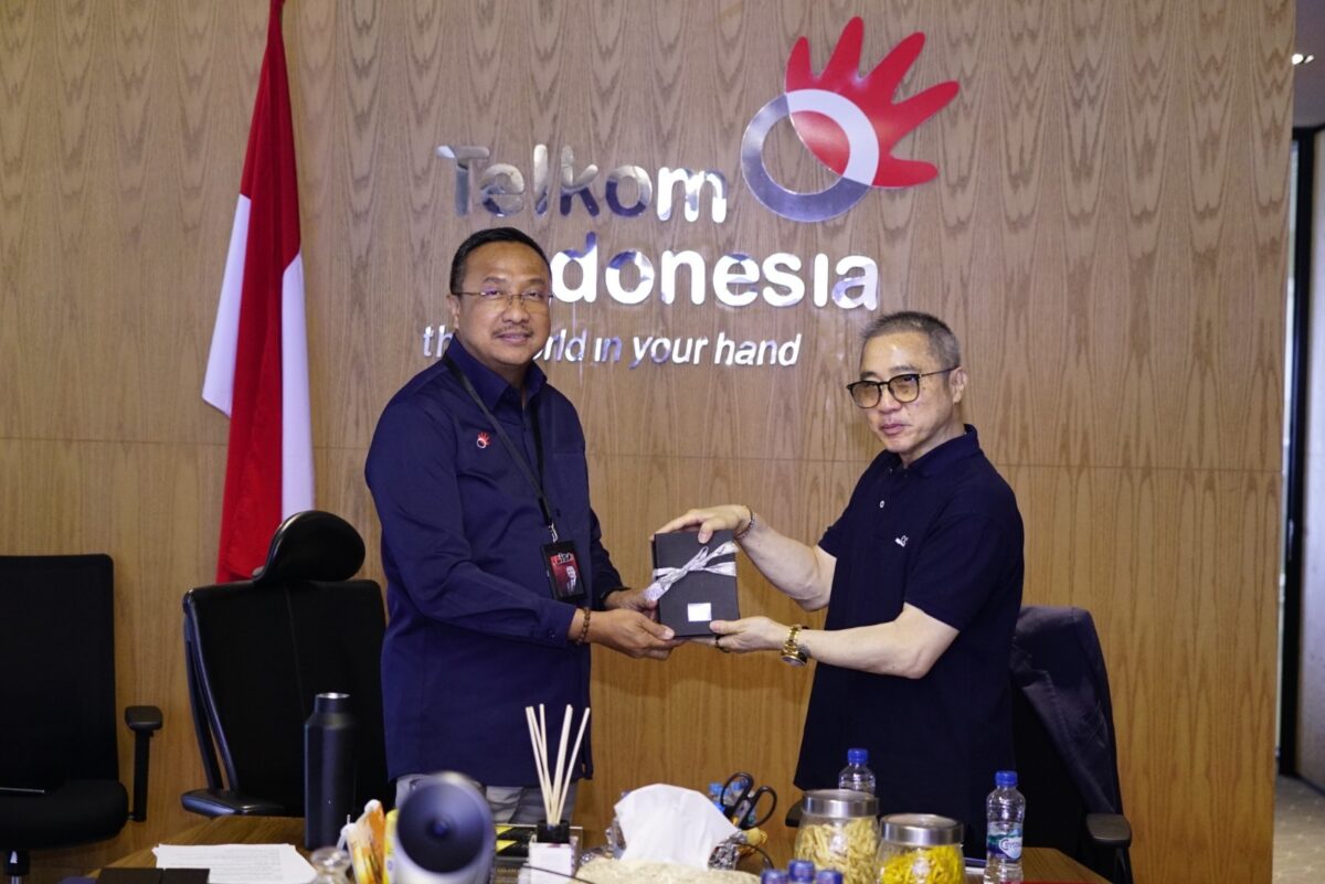 Direktur Network Telkom Nanang Hendarno (kiri) saat memberikan cinderamata kepada President Director CCSI Peter Djatmiko (kanan) saat acara penandatanganan Memorandum of Understanding (MoU) antara Telkom dan CCSI di Jakarta pada Senin (15/12). Foto:Telkom