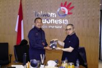Direktur Network Telkom Nanang Hendarno (kiri) saat memberikan cinderamata kepada President Director CCSI Peter Djatmiko (kanan) saat acara penandatanganan Memorandum of Understanding (MoU) antara Telkom dan CCSI di Jakarta pada Senin (15/12). Foto:Telkom