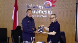 Direktur Network Telkom Nanang Hendarno (kiri) saat memberikan cinderamata kepada President Director CCSI Peter Djatmiko (kanan) saat acara penandatanganan Memorandum of Understanding (MoU) antara Telkom dan CCSI di Jakarta pada Senin (15/12). Foto:Telkom