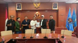 Ketua Dewan Penasihat PWI Kota Batam, Agus Bagjana bersama PWI Pusat. Foto:Ist