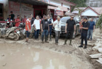Direktur Network Telkom Nanang Hendarno saat melakukan peninjauan upaya pemulihan layanan telekomunikasi di Aceh pada Senin (15/12/2025). Foto:Telkom/matapedia