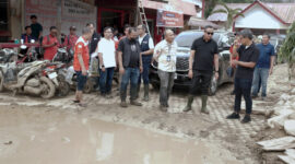 Direktur Network Telkom Nanang Hendarno saat melakukan peninjauan upaya pemulihan layanan telekomunikasi di Aceh pada Senin (15/12/2025). Foto:Telkom/matapedia