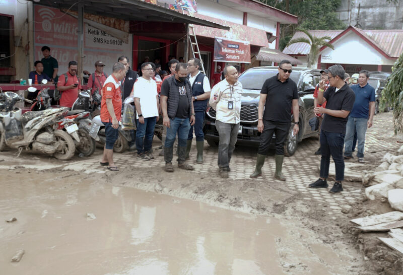 Direktur Network Telkom Nanang Hendarno saat melakukan peninjauan upaya pemulihan layanan telekomunikasi di Aceh pada Senin (15/12/2025). Foto:Telkom/matapedia