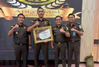 Kepala Kejaksaan Negeri Batam, I Wayan Wiradarma tengah saat menerima predikat WBK. Foto:ist