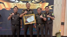 Kepala Kejaksaan Negeri Batam, I Wayan Wiradarma tengah saat menerima predikat WBK. Foto:ist