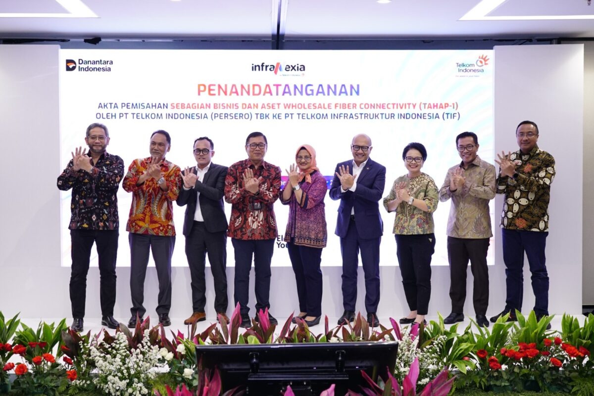 Direktur Utama Telkom Dian Siswarini (kelima dari Kiri) beserta jajaran Direksi Telkom saat acara penandatanganan akta pemisahan  (deed of spin-off) InfraNexia di Jakarta, pada Kamis (18/12/2025). Foto:Telkom