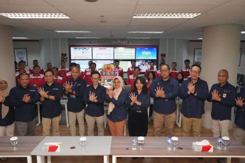 Direktur Utama Telkom Indonesia Dian Siswarini, Komisaris Independen Telkom Ira Noviarti, dan Direktur Human Capital Management Willy Saelan beserta Jajaran saat melakukan peninjauan langsung kesiapan infrastruktur dan layanan ke Posko TelkomGroup Siaga NATARU 2025/2026 di Telkom Regional III, Malang, pada beberapa waktu lalu. Foto:Telkom/matapedia