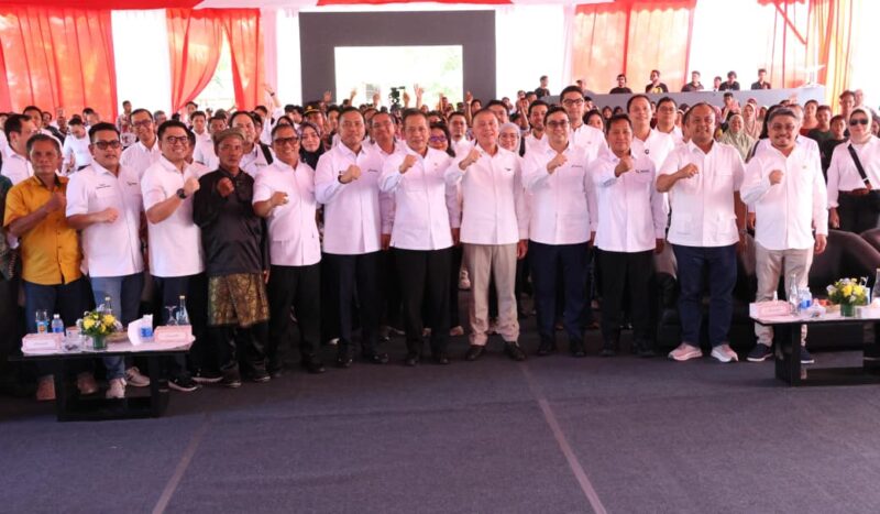 Anggota DPR Endipat Wijaya bersama Wakil Gubernur Kepri Nyayang dan Ketua DPRD Kepri saat peresmian koperasi merah putih. Foto:dok/Istimewa