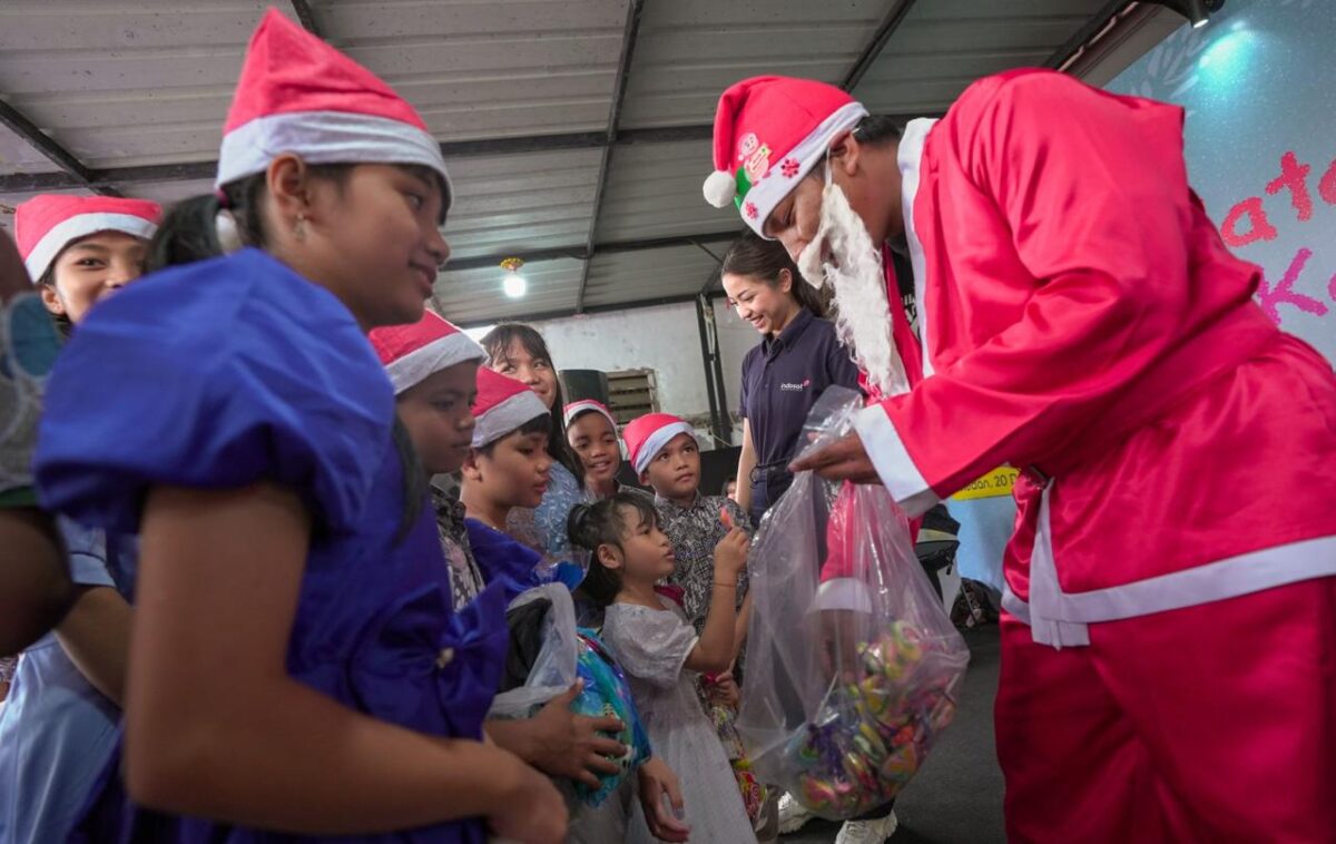 Indosat berbagi terhadap anak komunitas rentan dalam perayaan Natal 2025. Foto:Ist/matapedia