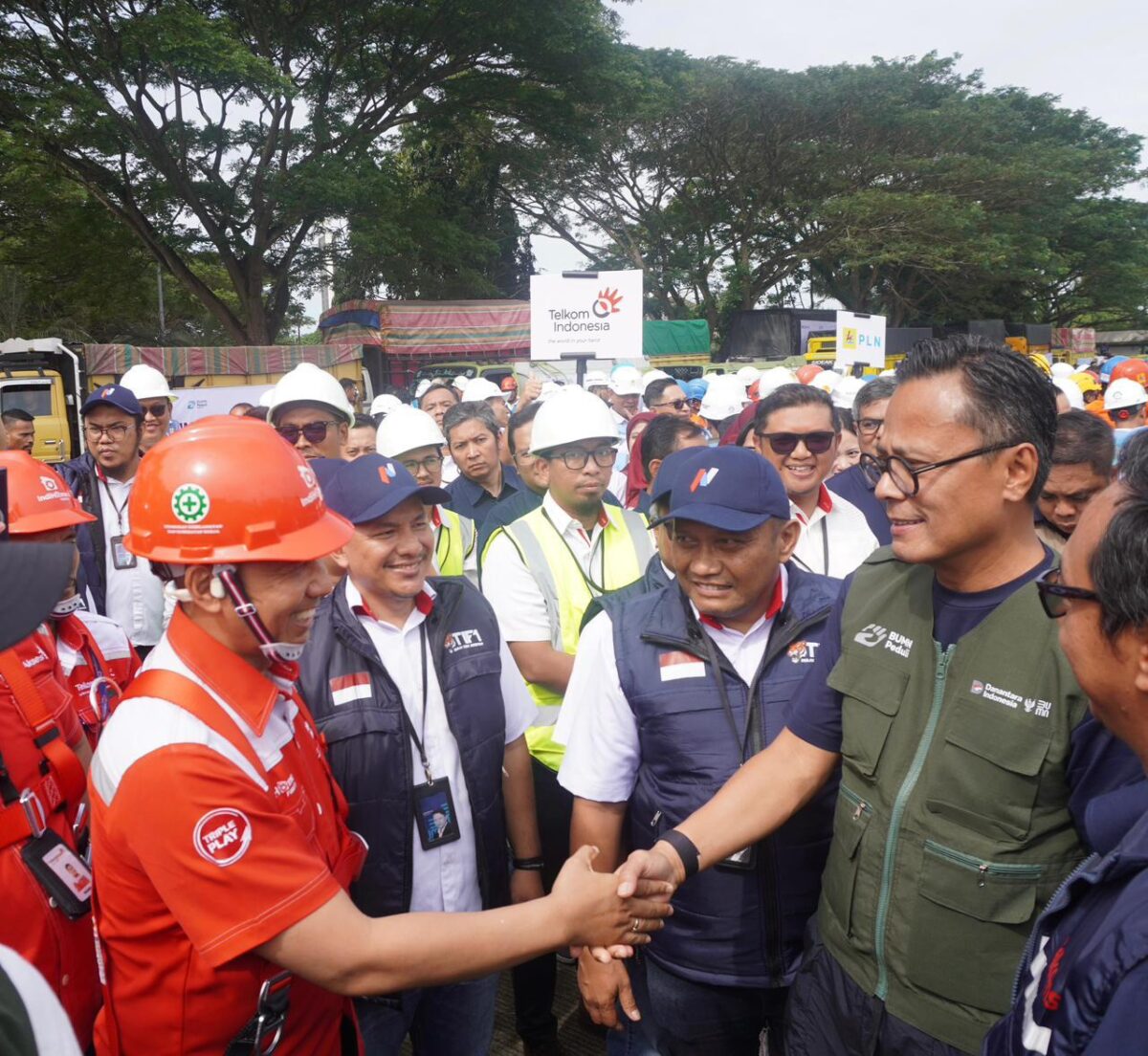 Chief Operating Officer Danantara Dony Oskaria bersama para Relawan usai agenda apel kesiapan Relawan BUMN Peduli yang di area Bandara Kualanamu, Sumatra Utara, Jumat (19/12/2025). Foto:Telkom/matapedia