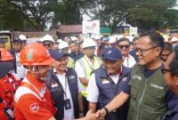 Chief Operating Officer Danantara Dony Oskaria bersama para Relawan usai agenda apel kesiapan Relawan BUMN Peduli yang di area Bandara Kualanamu, Sumatra Utara, Jumat (19/12/2025). Foto:Telkom/matapedia