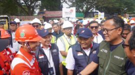 Chief Operating Officer Danantara Dony Oskaria bersama para Relawan usai agenda apel kesiapan Relawan BUMN Peduli yang di area Bandara Kualanamu, Sumatra Utara, Jumat (19/12/2025). Foto:Telkom/matapedia