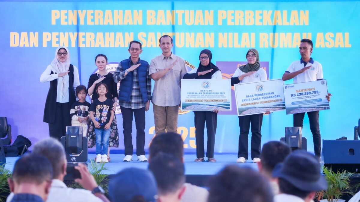 Kepala BP Batam Amsakar Achmad bersama warga Tanjung Banun. Foto:Humas BP Batam