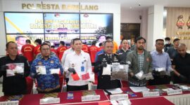 Kapolresta Barelang Kombes Pol Zaenal Arifin saat menunjukkan barang bukti pemusnahan sabu pada Senin (22/12/2025). Foto:dok/Humas Polresta Barelang