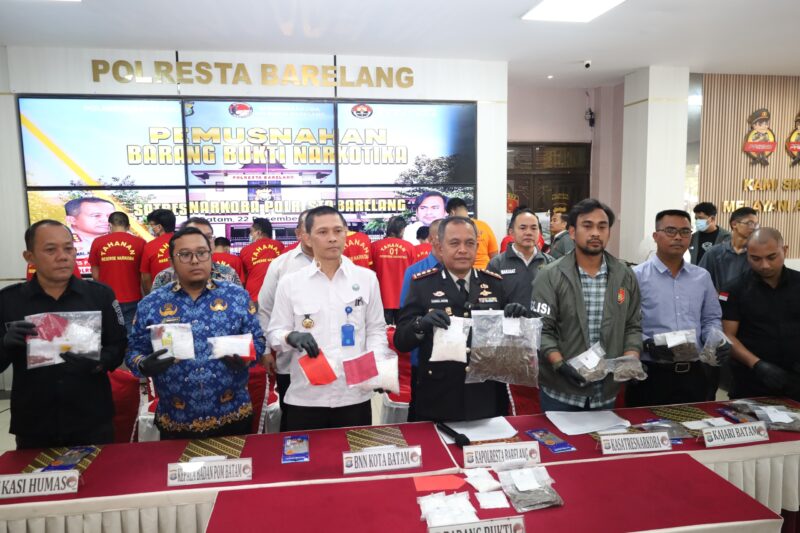 Kapolresta Barelang Kombes Pol Zaenal Arifin saat menunjukkan barang bukti pemusnahan sabu pada Senin (22/12/2025). Foto:dok/Humas Polresta Barelang