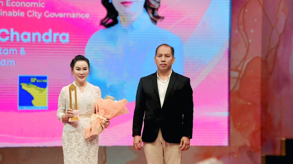 Wakil Kepala BP Batam Li Claudia Chandra saat menerima penghargaan. Foto:Humas BP Batam