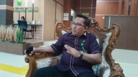 Humas PN Batam, Vabiannes Stuart Wattimena saat diwawancara wartawan, Selasa (23/12/2025). Foto:Nik/matapedia