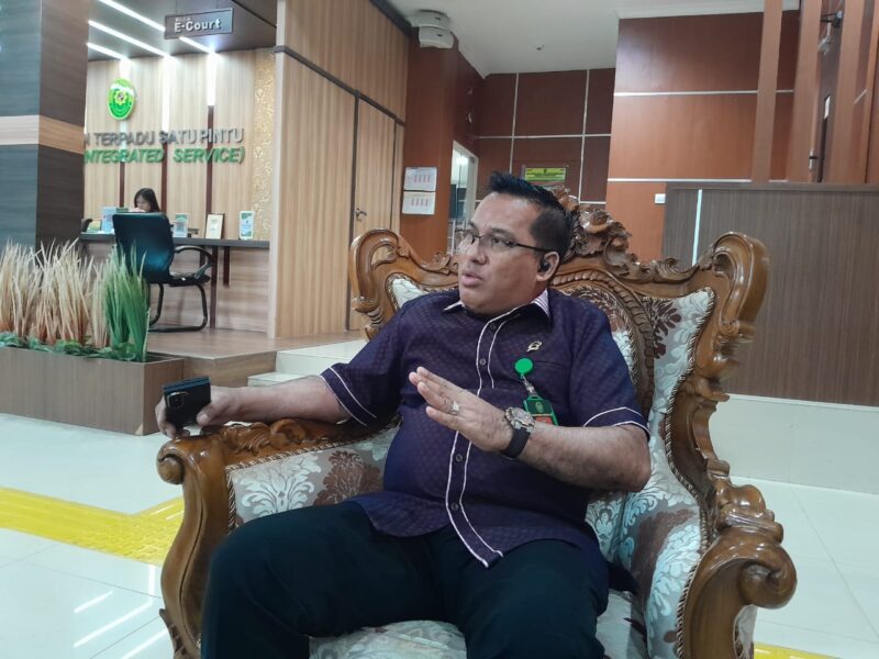 Humas PN Batam, Vabiannes Stuart Wattimena saat diwawancara wartawan, Selasa (23/12/2025). Foto:Nik/matapedia