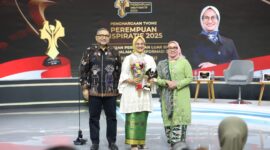 Direktur Utama Telkom Dian Siswarini (tengah) saat menerima penghargaan Perempuan Inspiratif Awards di studio tvOne di Jakarta, pada Senin (22/12/2025). Foto:Telkom