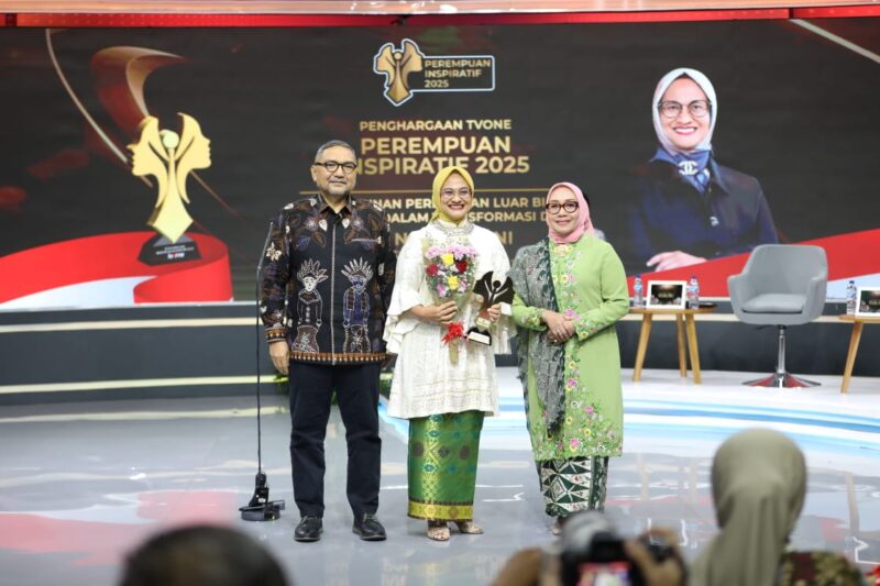 Direktur Utama Telkom Dian Siswarini (tengah) saat menerima penghargaan Perempuan Inspiratif Awards di studio tvOne di Jakarta, pada Senin (22/12/2025). Foto:Telkom
