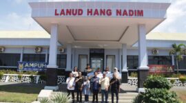 Ketua PWI Batam, MA Khafi Anshary bersama jurnalis yang meraih penghargaan jurnalistik beberapa hari lalu. Foto:Istimewa