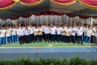 Kepala Rutan Kelas IIA Batam, Fajar Teguh Wibowo tengah bersama warga binaan yang memperoleh remisi Natal, Kamis (25/12/2025). Foto:Zalfirega/matapedia