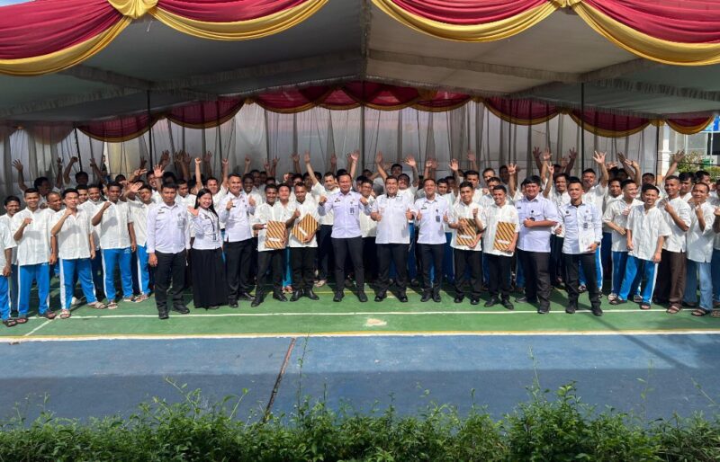 Kepala Rutan Kelas IIA Batam, Fajar Teguh Wibowo tengah bersama warga binaan yang memperoleh remisi Natal, Kamis (25/12/2025). Foto:Zalfirega/matapedia