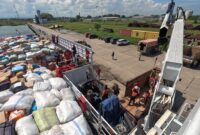 Kapal KN Pulau Dana-323 merapat di Pelabuhan Lhokseumawe, Selasa (23/12/2025). Foto:Humas Bakamla/matapedia