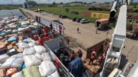 Kapal KN Pulau Dana-323 merapat di Pelabuhan Lhokseumawe, Selasa (23/12/2025). Foto:Humas Bakamla/matapedia