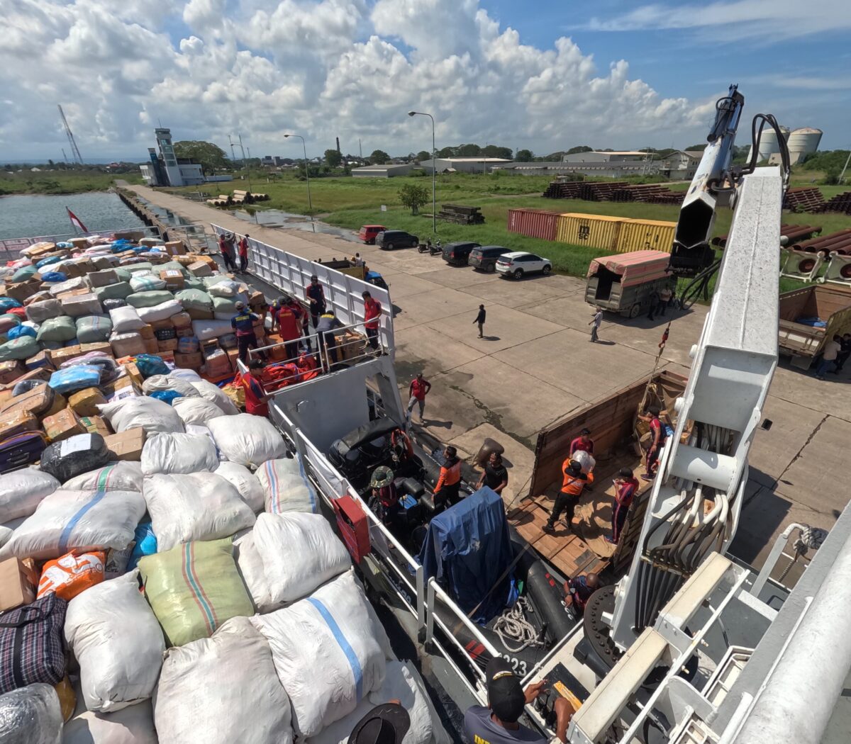 Kapal KN Pulau Dana-323 merapat di Pelabuhan Lhokseumawe, Selasa (23/12/2025). Foto:Humas Bakamla/matapedia