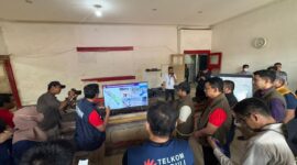 Wamen Komdigi Nezar Patria bersama jajaran TelkomGroup meninjau STO Kuala Simpang, Kabupaten Aceh Tamiang, Rabu (24/12/2025). Foto:Tekom