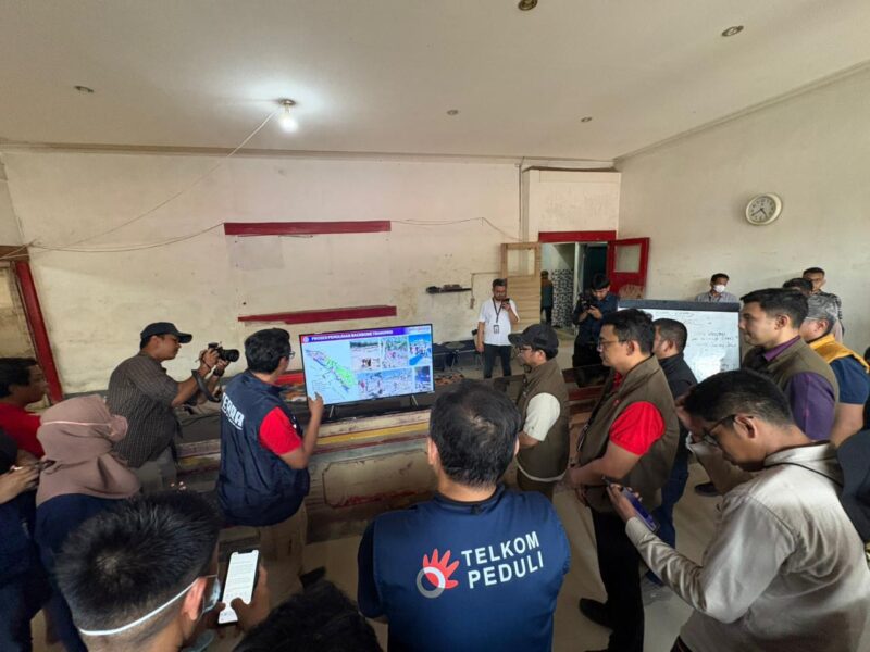 Wamen Komdigi Nezar Patria bersama jajaran TelkomGroup meninjau STO Kuala Simpang, Kabupaten Aceh Tamiang, Rabu (24/12/2025). Foto:Tekom