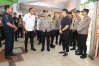 Waka Polda Kepri Brigjen Pol Dr. Anom Wibowo saat di Pelabuhan Batam Center beberapa hari lalu. Foto:dok/Humas Polda