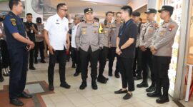 Waka Polda Kepri Brigjen Pol Dr. Anom Wibowo saat di Pelabuhan Batam Center beberapa hari lalu. Foto:dok/Humas Polda
