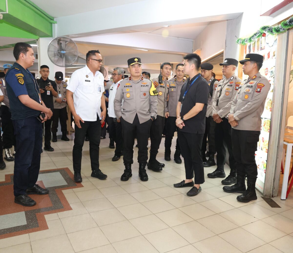 Waka Polda Kepri Brigjen Pol Dr. Anom Wibowo saat di Pelabuhan Batam Center beberapa hari lalu. Foto:dok/Humas Polda