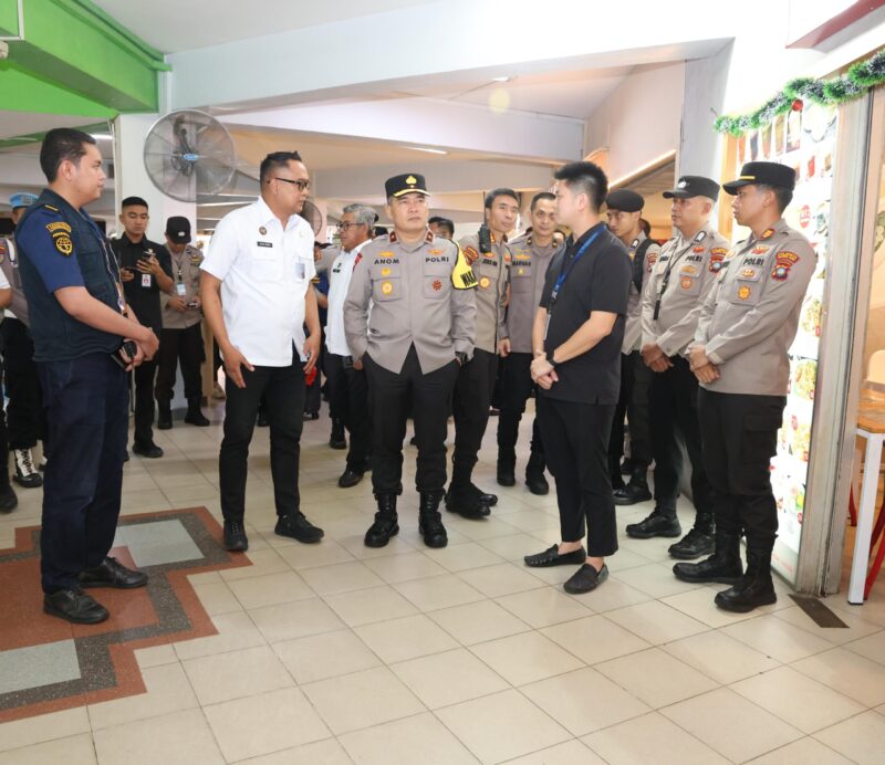 Waka Polda Kepri Brigjen Pol Dr. Anom Wibowo saat di Pelabuhan Batam Center beberapa hari lalu. Foto:dok/Humas Polda