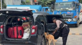 Satgas Penegakan Hukum (Gakkum) Operasi Lilin Seligi 2025 bersama Unit K9 turun langsung memastikan perjalanan masyarakat berlangsung aman dan bebas ancaman, Jumat (26/12/2025). Foto:Humas Polda Kepri