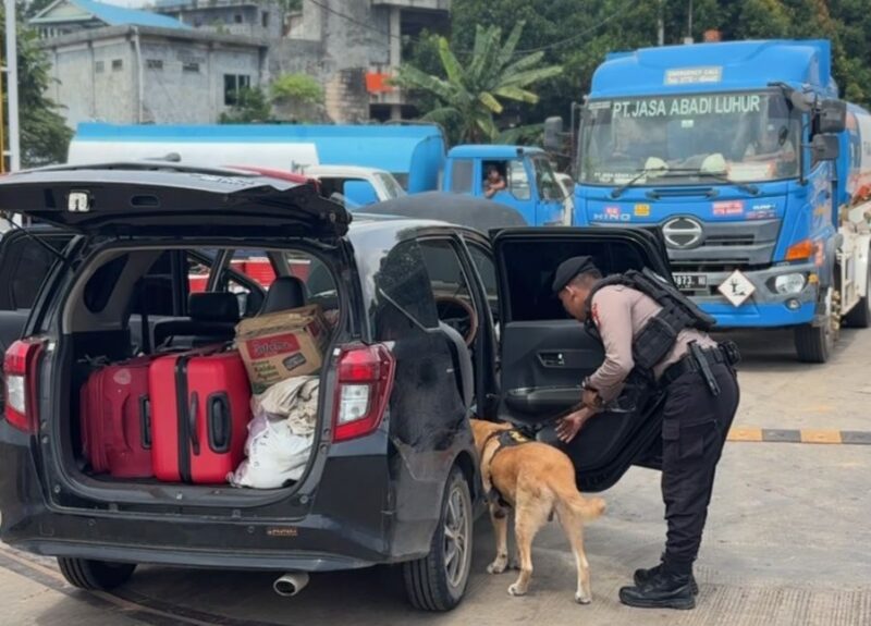 Satgas Penegakan Hukum (Gakkum) Operasi Lilin Seligi 2025 bersama Unit K9 turun langsung memastikan perjalanan masyarakat berlangsung aman dan bebas ancaman, Jumat (26/12/2025). Foto:Humas Polda Kepri