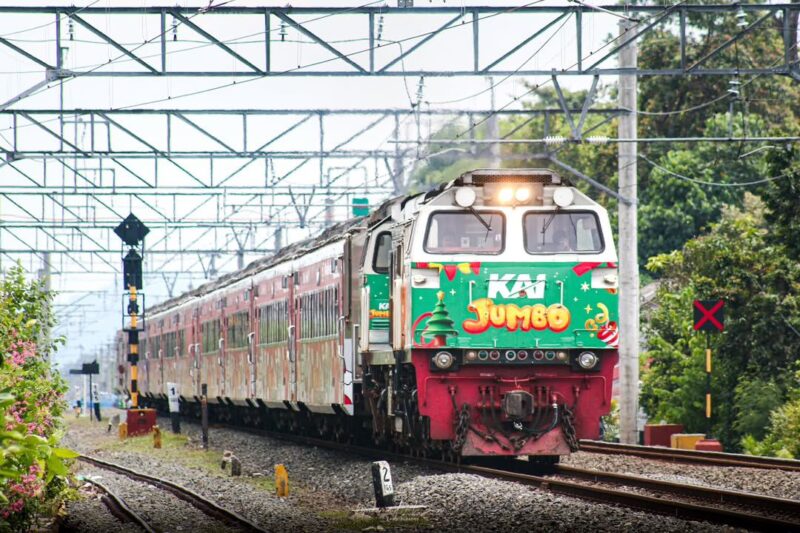 Kementerian Ekonomi Kreatif berkolaborasi dengan PT Kereta Api Indonesia (KAI) dan IP Factory Commutorline menghadirkan 11 karya Intellectual Property (IP) untuk livery di ruang publik transportasi. Foto:Humas Kemenekraf