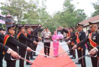 Kombes Pol Anggoro Wicaksono saat proses pedang pora dalam sertijab di Polresta Barelang, Sabtu (27/12/2025). Foto:Humas Polresta