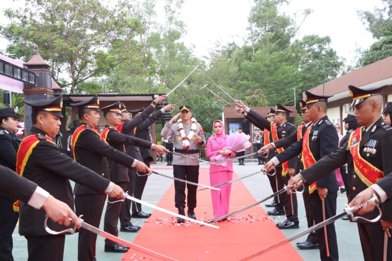 Kombes Pol Anggoro Wicaksono saat proses pedang pora dalam sertijab di Polresta Barelang, Sabtu (27/12/2025). Foto:Humas Polresta
