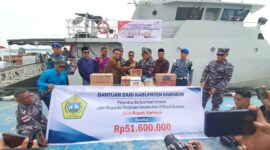 Anggota DPR Endipat Lepas Bantuan ke Aceh dan Sumut dari Karimun, Minggu (28/12/2025). Foto:dok/Ist-matapedia