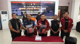 Kasat Reskrim Polresta Barelang Kompol M Debby Tri Andrestian dan Kanit Reskrim Polsek Sagulung Iptu Anwar Aris Kasi Humas Polresta Barelang Iptu Budi Santosa  dalam doorstop pada wartawan di Polresta Barelang, Minggu (28/12/2025). Foto:Luci/matapedia