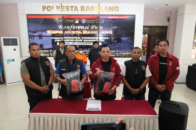 Kasat Reskrim Polresta Barelang Kompol M Debby Tri Andrestian dan Kanit Reskrim Polsek Sagulung Iptu Anwar Aris Kasi Humas Polresta Barelang Iptu Budi Santosa  dalam doorstop pada wartawan di Polresta Barelang, Minggu (28/12/2025). Foto:Luci/matapedia