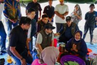 Warga bersama Indosat di wilayah Aceh. Foto:Ist